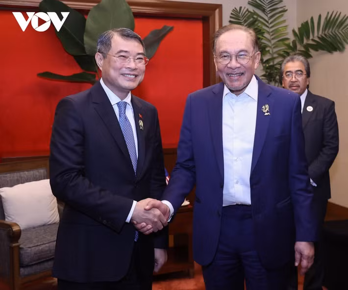 Ngày 8/5, nhân dịp tham dự Hội nghị Cấp cao ASEAN lần thứ 48, Thủ tướng Chính phủ Lê Minh Hưng đã gặp Thủ tướng Malaysia Anwar Ibrahim. Trao đổi về các biện pháp thúc đẩy quan hệ song phương trong thời gian tới, hai nhà lãnh đạo bày tỏ mong muốn hai bên tích cực triển khai dự án hợp tác trong các lĩnh vực năng lượng, dầu khí, khoa học-công nghệ, chuyển đổi số, đổi mới sáng tạo, trí tuệ nhân tạo, thúc đẩy hợp tác mua bán điện thông qua Mạng lưới điện ASEAN (APG), hợp tác ba bên giữa Việt Nam, Malaysia và Singapore.