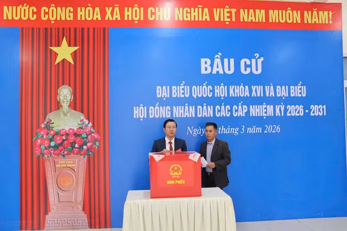 Sáng 14/3, cử tri trên địa bàn đặc khu Bạch Long Vĩ (TP Hải Phòng) đã nô nức tham gia bầu cử đại biểu Quốc hội khóa XVI và đại biểu HĐND các cấp nhiệm kỳ 2026 - 2031 trong không khí trang nghiêm, dân chủ và đúng quy định. Đây là những cử tri đầu tiên ở Hải Phòng đi bỏ phiếu bầu cử, do đặc thù xa đất liền.