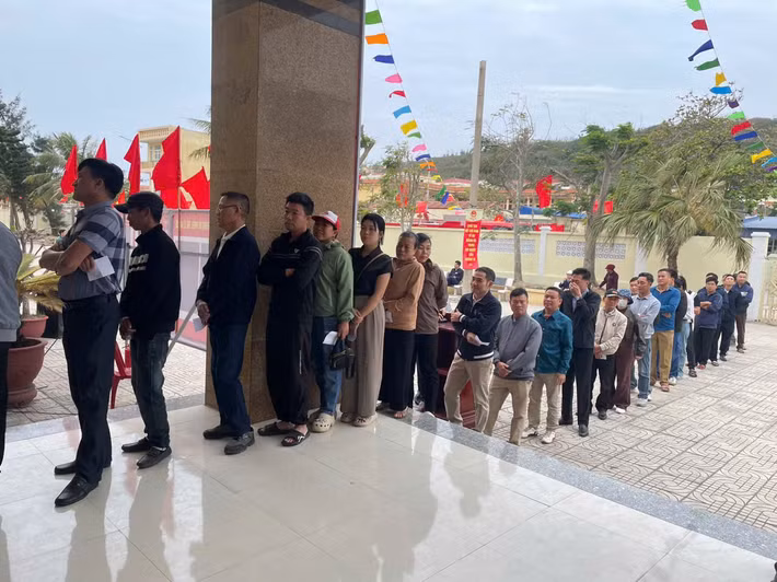 Theo thông tin từ Ủy ban Bầu cử đặc khu Bạch Long Vĩ, đến 10 giờ sáng 14/3, 100% số cử tri khu vực bỏ phiếu số 1 đã hoàn tất công tác bỏ phiếu bầu cử; 81,21% cử tri khu vực bỏ phiếu số 2 đã đi bầu. Như vậy, đã có tổng số 93,5% số cử tri địa phương đi bầu cử. Ngày bầu cử trên địa bàn đặc khu đang diễn ra nghiêm túc, dân chủ, đúng quy định của pháp luật. Cử tri tham gia bỏ phiếu tích cực, thể hiện tinh thần trách nhiệm và niềm tin vào thành công của cuộc bầu cử đại biểu Quốc hội khóa XVI và đại biểu HĐND các cấp nhiệm kỳ 2026 - 2031.
