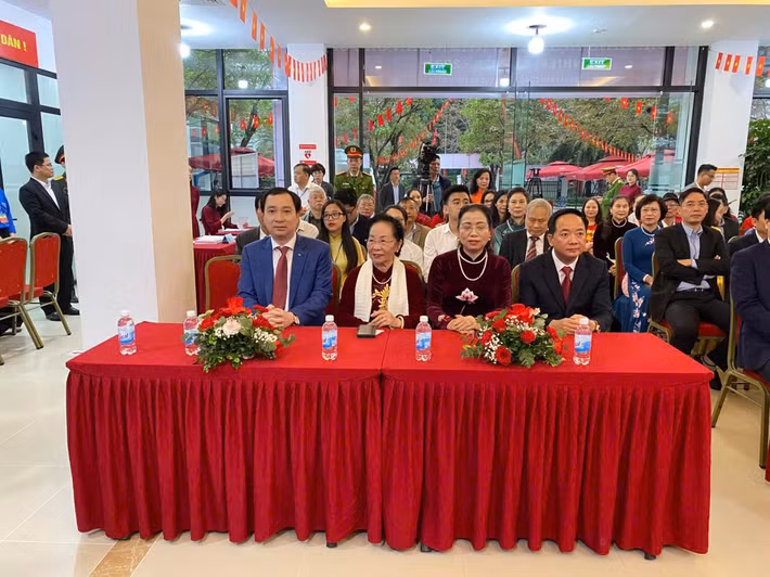 Tại khu vực bỏ phiếu số 16 còn có nguyên Phó Chủ tịch nước Nguyễn Thị Doan; ông Vũ Văn Tiến - Ủy viên Đoàn Chủ tịch TƯ MTTQ Việt Nam, Trưởng ban Tuyên giáo và Dân vận Đảng ủy Cơ quan UBTƯ MTTQ Việt Nam cùng gần 1.600 cử tri.