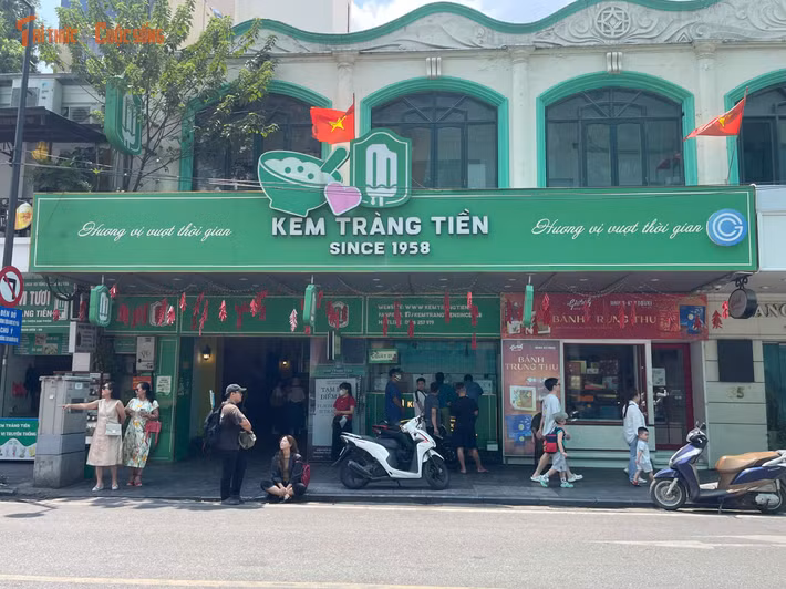 Số 35 Tràng Tiền đã gắn với thương hiệu Kem Tràng Tiền từ năm 1958, trở thành một địa chỉ quen thuộc với người Hà Nội và du khách suốt gần 70 năm qua.
