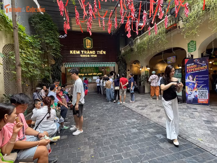 Trong nhiều gia đình Hà Nội, một lần ghé Kem Tràng Tiền thường gắn với những buổi đi chơi quanh hồ Gươm. Qua thời gian, thói quen ấy được tiếp nối từ thế hệ này sang thế hệ khác.