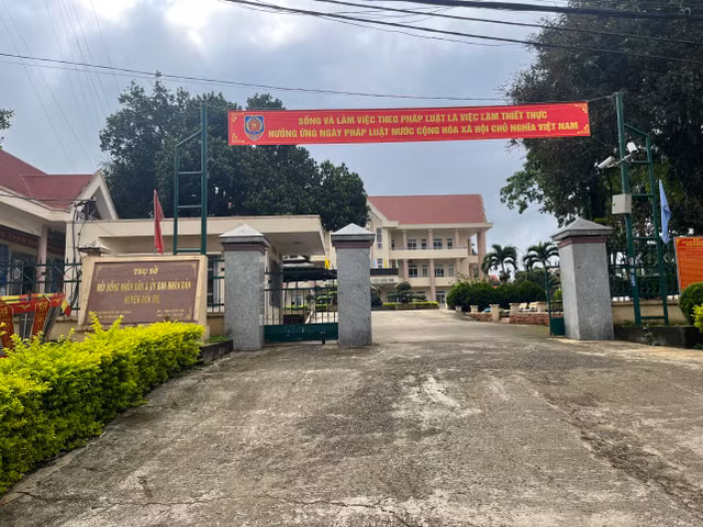 Mot minh 1 ngua trung goi thau cua Doi quan ly do thi huyen Dak Mil