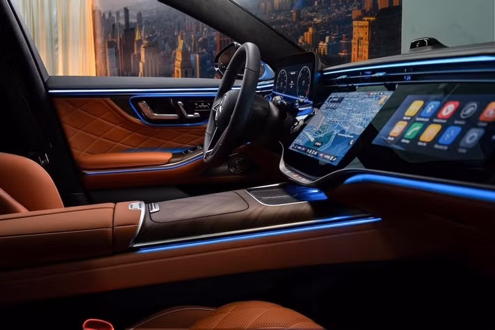 Ghế ngồi bọc da Nappa Maybach Exclusive kết hợp trần xe bọc da MICROCUT, ốp nội thất MANUFAKTUR và gói nội thất Exclusive. Hệ thống ghế trang bị tính năng Multicontour, massage bắp chân, thông gió, sưởi cổ và vai, cùng gói Chauffeur giúp tối ưu không gian. Hai ghế thương gia phía sau có khả năng ngả lưng tối đa tới 43,5 độ, trong đó ghế bên phụ phía sau tích hợp bệ đỡ chân chỉnh đến 50 độ.
