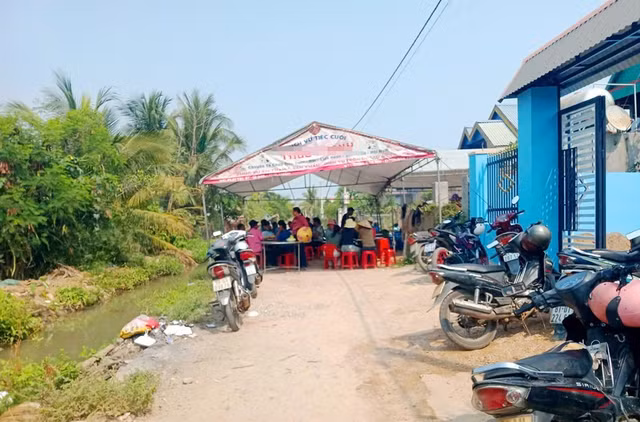 Cháu bé tử vong tại mương nước trước nhà.