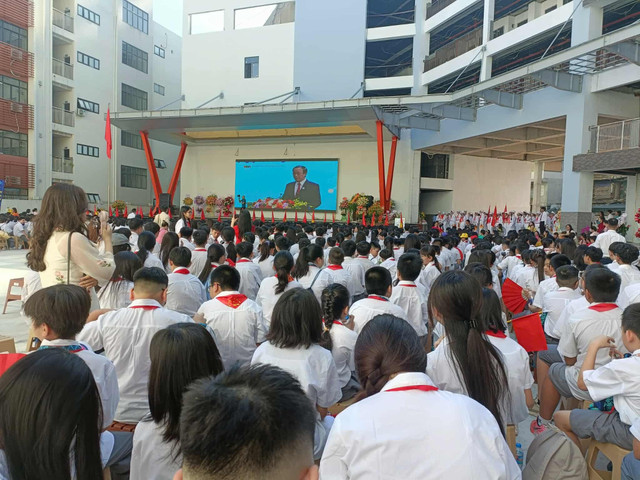 Mặc dù thời tiết nóng nực nhưng 31 lớp học với gần 1400 học sinh Trường THCS Giảng Võ 2 vẫn hào hứng, ngồi trật tự dưới sân trường để theo dõi tiếp sóng lễ khai giảng qua truyền hình. Ảnh: Nguyễn Thị Thanh 4e0a872a-e648-486f-9998-ac7fb1138de7.jpg