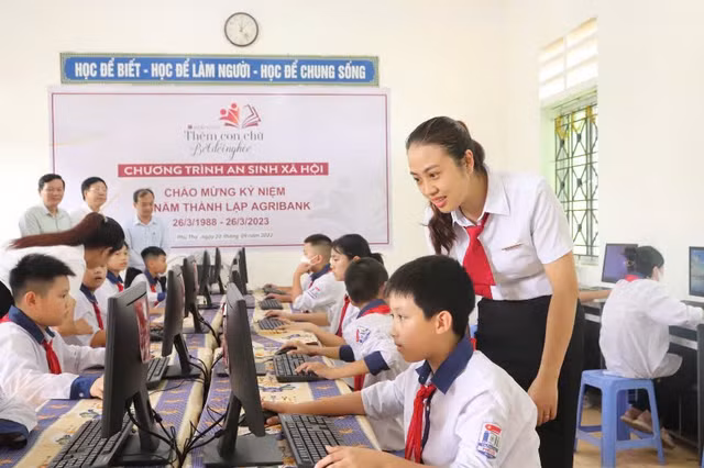 Agribank trao tặng máy vi tính để bàn cho học sinh trong chương trình "Thêm con chữ, bớt đói nghèo"