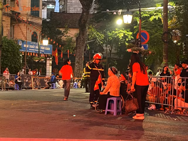 Người cựu chiến binh dù phải ngồi xe lăn vẫn đến để hoà chung không khí ngày Tết độc lập. Hình ảnh người lính cứu hoả làm nhiệm vụ đứng chào nghiêm trang trước người cựu chiến binh khiến nhiều người chứng kiến xúc động.