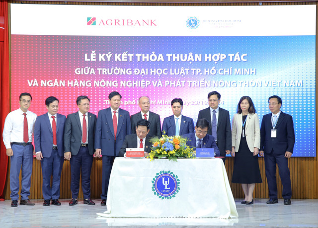 Đ/c Hoàng Minh Ngọc, Phó Tổng Giám đốc Agribank ký kết thỏa thuận hợp tác với Trường Đại học Luật TP.Hồ Chí Minh