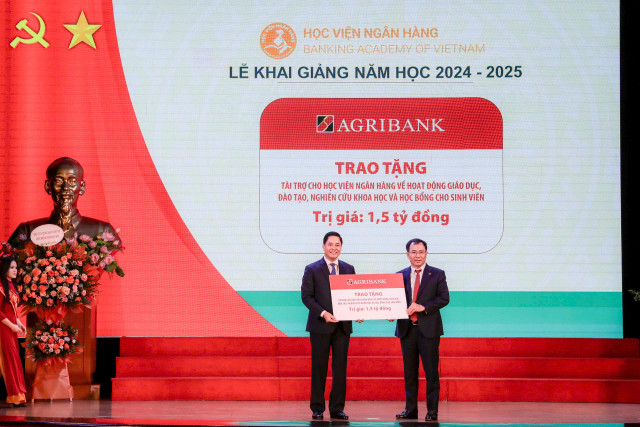 Đ/c Đoàn Ngọc Lưu - Phó Tổng Giám đốc Agribank trao tặng tài trợ Học viện Ngân hàng về hoạt động giáo dục, đào tạo, nghiên cứu khoa học và học bổng cho sinh viên.