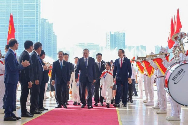 Tổng Bí thư Tô Lâm cùng các đại biểu tới dự khai giảng năm học 2025 – 2026 và kỷ niệm 80 năm truyền thống ngành Giáo dục. Ảnh: VGP. khaigiang2.jpg