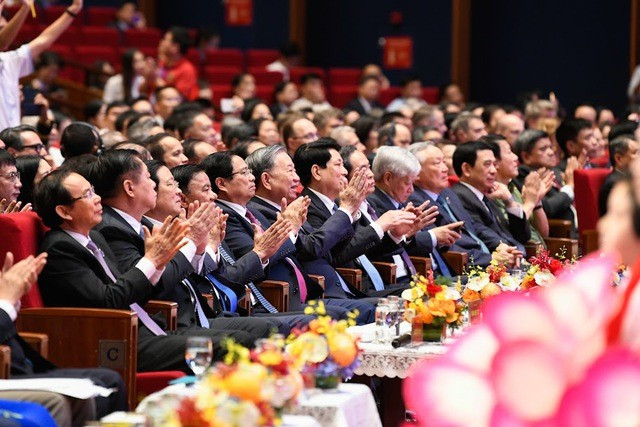 Các đồng chí lãnh đạo Đảng, Nhà nước và các đại biểu dự lễ khai giảng năm học 2025-2026 và kỷ niệm 80 năm truyền thống ngành Giáo dục tại điểm cầu Trung tâm Triển lãm Quốc gia, Hà Nội - Ảnh: VGP/Nhật Bắc. khaigiang5.jpg