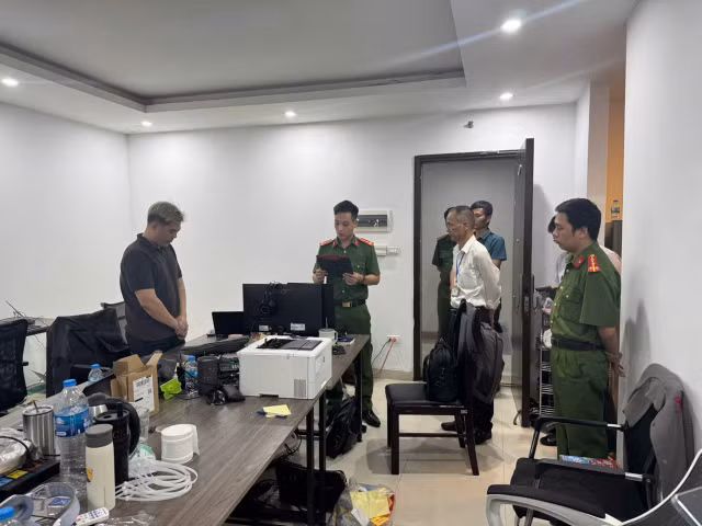 co-quan-canh-sat-dieu-tra-kham-xet-khan-cap-noi-lam-viec-cua-cac-doi-tuong-2.jpg