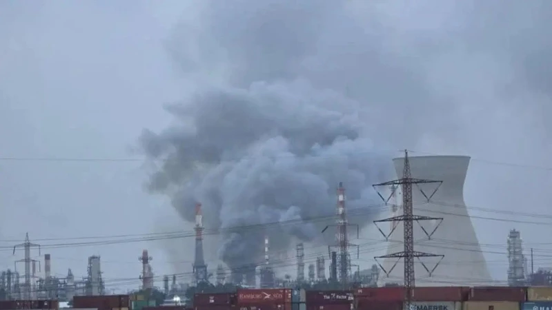 Iran lần đầu sử dụng tên lửa mới, đánh trúng nhà máy lọc dầu của Israel 