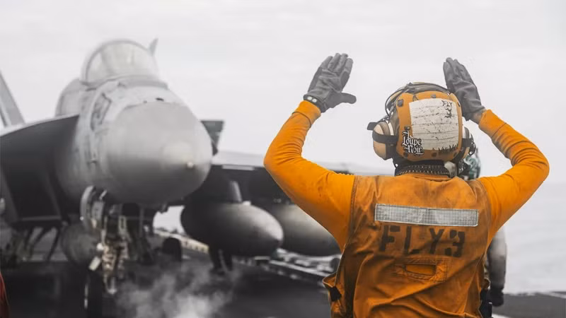 Tên lửa Iran dọa tàu sân bay Mỹ chạy khỏi eo biển Hormuz