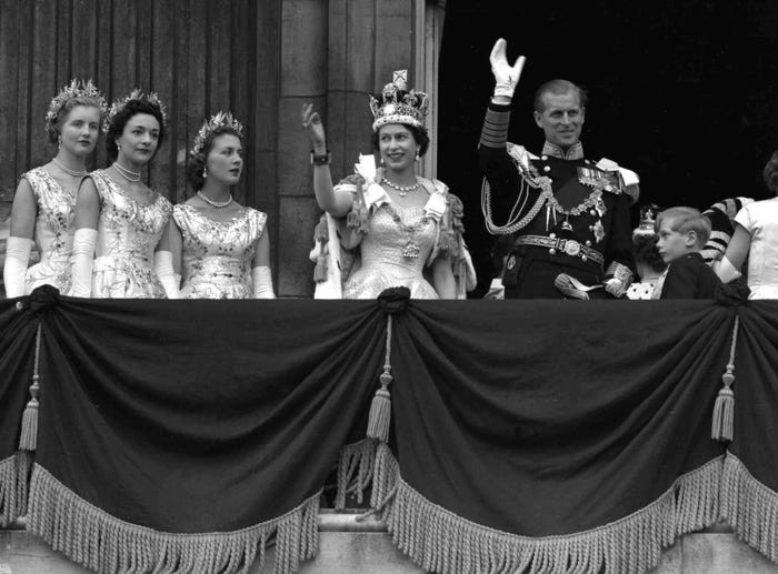 Nữ hoàng Elizabeth II đăng quang vào ngày 2/6/1953. Cùng thời điểm đó, Hoàng thân Philip rời lực lượng Hải quân.