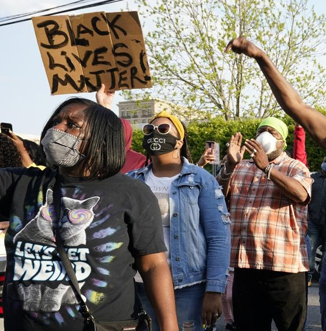 Họ mang theo những tấm biển có nội dung "Mạng sống của người da màu cũng quan trọng" và "Ngừng sát hại những người đàn ông da màu không vũ trang". Ảnh: AP.