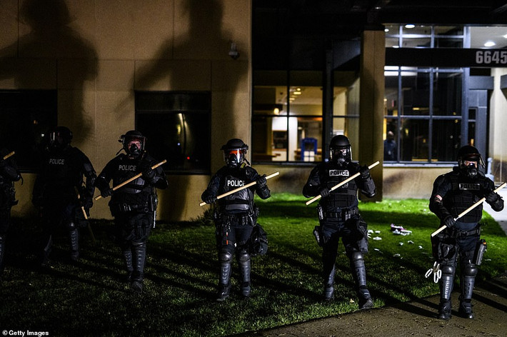 Một nữ hành khách trên xe bị "thương song không nguy hiểm đến tính mạng" và đã được đưa đến bệnh viện địa phương. Ảnh: Cảnh sát được triển khai để đối phó cuộc biểu tình. Ảnh: Getty.