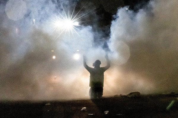 Cái chết của Daunte Wright đã làm biểu tình bùng nổ ở Trung tâm Brooklyn, bang Minnesota. Ảnh: AJ.