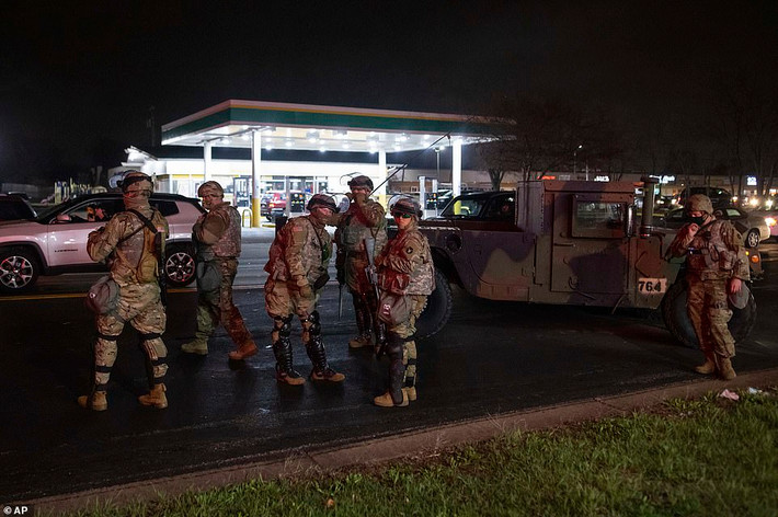 Cảnh sát Trung tâm Brooklyn đã sử dụng hơi cay để giải tán đám đông người biểu tình tập trung bên ngoài đồn cảnh sát. Lực lượng Vệ binh Quốc gia cũng được triển khai ngay trước nửa đêm, tờ Star Tribune đưa tin. Ảnh: AP.