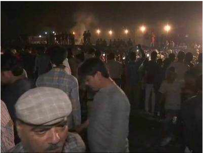 Ngày 19/10/2018: Một đoàn tàu mất lái đã lao thẳng vào đám đông ăn mừng lễ hội của người Hồi giáo gần Amritsar, Ấn Độ, làm chết ít nhất 59 người và khiến hàng trăm người khác bị thương. Ảnh: Reuters. 