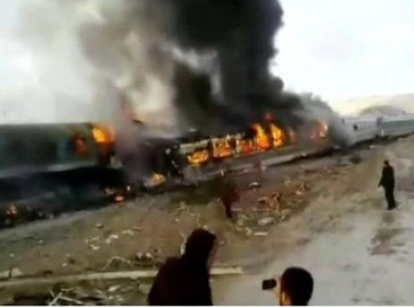 Ngày 18/2/2004: Những toa tàu đặc biệt chở xăng và hoá chất bất ngờ bị bật ra khỏi đường ray, gây ra những vụ nổ khủng khiếp và phá hủy 5 ngôi làng tại Neyshabur, Iran, làm chết ít nhất 200 người. Ảnh: Một vụ tai nạn tàu hỏa ở Iran. Ảnh: Reuters. 
