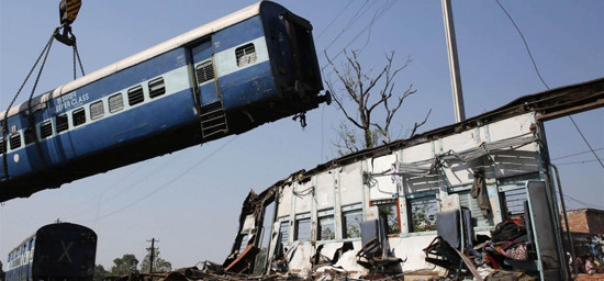 Ngày 20/11/2016: Chuyến tàu Pukhrayan đã bị trật đường ray gần Kanpur, Ấn Độ, làm 150 người chết và 150 người khác bị thương. Ảnh: IT. 