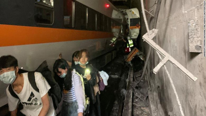Đoàn tàu bị trật bánh khiến nhiều toa tàu đâm vào tường hầm, biến dạng. Tính đến tối 2/4, ít nhất 50 người thiệt mạng và hàng chục người khác bị thương trong vụ tai nạn đường sắt kinh hoàng này. Ảnh: CNN. 