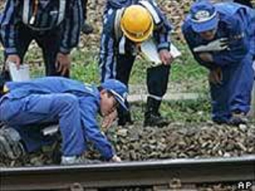 Ngày 25/4/2005: 107 người thiệt mạng khi một đoàn tàu chở khách tại Tokyo, Nhật Bản bị trật bánh và lao vào một toà nhà chung cư. Có thể nói, đây là một trong những sự kiện đen tối nhất trong lịch sử ngành đường sắt Nhật Bản. Ảnh: AP. 