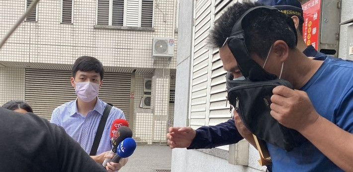 Ngày 3/4, tòa án ở Hoa Liên (Đài Loan) cho phép Lee Yi-hsiang (phải), chủ sở hữu chiếc xe tải được cho là đã gây ra vụ tai nạn tàu hỏa ở Đài Loan hôm 2/4, được tại ngoại sau khi ông này nộp 17.516 USD tiền bảo lãnh. Ảnh: CNA.