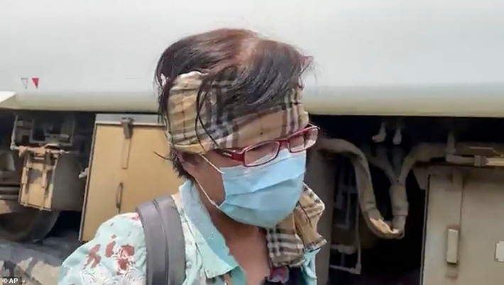 Một hành khách bị thương đã được đưa ra ngoài. Ảnh: AP.