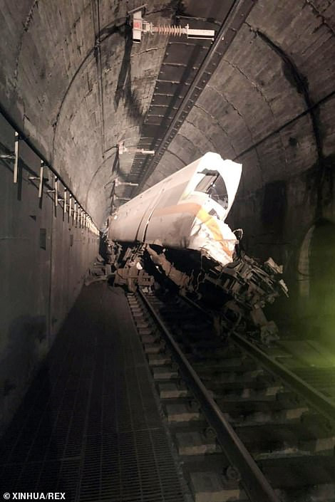 Theo Daily Mail, vụ tai nạn tàu hỏa ở Đài Loan xảy ra vào khoảng 9h30 sáng 2/4 khi tàu Taroko Express chở 350 người bị trật bánh trong một đường hầm ở phía Bắc vùng Hoa Liên, miền Đông lãnh thổ Đài Loan (Trung Quốc). Ảnh: Xinhua.