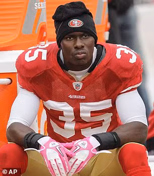 Nghi phạm vụ xả súng, cựu cầu thủ bóng bầu dục 32 tuổi Phillip Adams, đã bị bắt giữ.