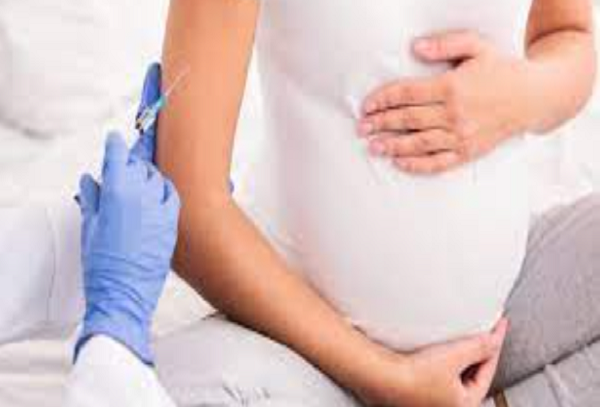 Jamieson nhấn mạnh điều quan trọng là các bác sĩ phải khuyến khích bệnh nhân của họ tiêm vắc xin ngừa COVID-19 càng sớm càng tốt. Ảnh: BBC.