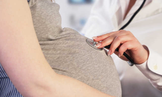 Dù nghiên cứu này ở phạm vi hẹp (trong một bệnh viện), nhưng đã bổ sung thêm bằng chứng cho thấy, việc mắc COVID-19, đặc biệt là khi biểu hiện triệu chứng, là một mối đe dọa đối với người phụ nữ đang mang thai, theo Tiến sĩ Denise Jamieson. Ảnh: Tribune.