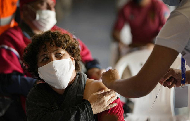 Ngày 5/10, Công ty Dược phẩm Sinh học Nanolek của Nga thông báo, các chuyên gia Nanolek đang phát triển vaccine kết hợp ngừa COVID-19 và cúm mùa. Ảnh minh họa AP.