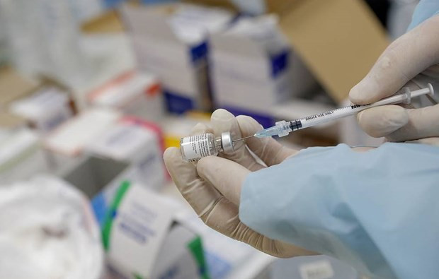 Nanolek tin rằng vaccine kết hợp sẽ làm giảm đồng thời nguy cơ từ dịch cúm và COVID-19. Các chuyên gia của Nanolek cho rằng, những đặc điểm lâm sàng và dịch tễ học của COVID-19 rất giống với dịch cúm, vì vậy, điều quan trọng là phải điều trị tối ưu cho cả 2 bệnh đường hô hấp này. Ảnh minh họa TASS.