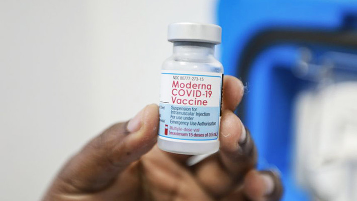 Liệu tiêm loại vaccine kết hợp như vậy có mang lại hiệu quả là câu hỏi được nhiều người quan tâm. Theo nghiên cứu do các nhà khoa học tại Đại học Bristol thực hiện và được công bố hôm 30/9, việc tiêm đồng thời vaccine phòng COVID-19 và vaccine phòng cúm mùa không ảnh hưởng đến phản ứng miễn dịch của cơ thể. Ảnh: Vaccine COVID-19 của Moderna. Ảnh: EPA-EFE.