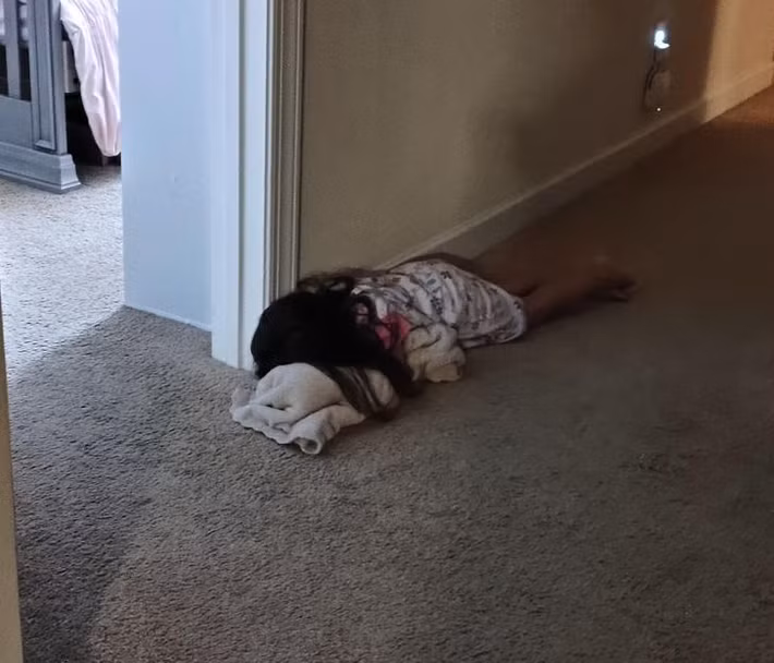 Khi buồn ngủ, chỗ nào cũng có thể trở thành giường của con trẻ.