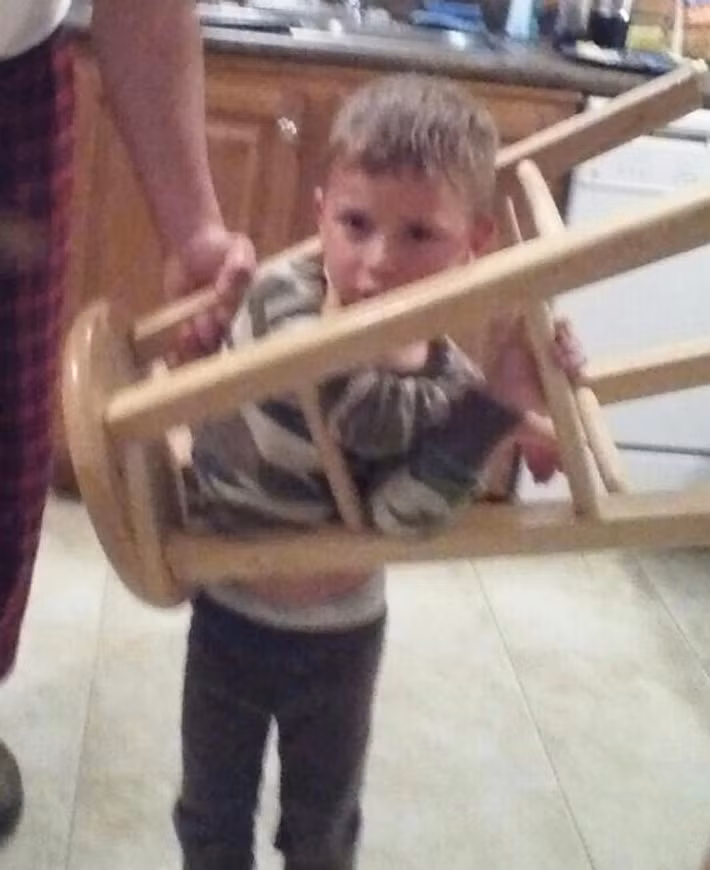 Bé trai tự “giam mình” trong chiếc ghế chờ bố mẹ đến “giải cứu”.