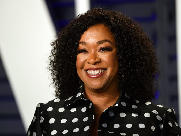 Shonda Rhimes là một nữ biên kịch, nhà sản xuất phim và tác giả người Mỹ.