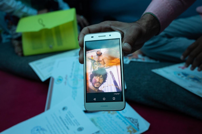 "Trong suốt 18 năm kể từ khi tôi tham gia đóng phim, tôi đã trải qua nhiều vai diễn khó khăn, nhưng vai diễn này là khó khăn nhất", Reuters đưa tin. Ảnh: Talibshah cho xem vai diễn của anh trong một một phim của Afghanistan.