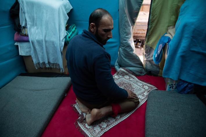 Đồ ăn không đủ cho cả gia đình 5 người nên họ phải tự nấu ăn bằng bếp lò. Lo sợ bị cướp hoặc bị tấn công, gia đình Talibshah chủ yếu ở trong lán trại.