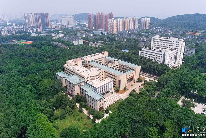 Thư viện trong Đại học Khoa học và Kỹ thuật Hoa Trung nhìn từ trên cao.