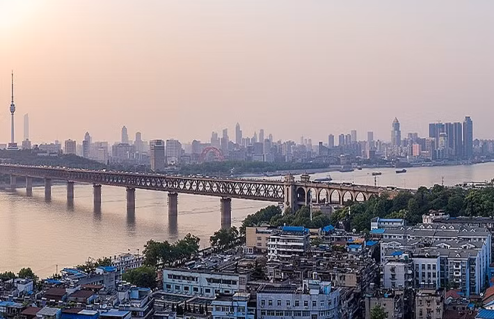 Với trên 11 triệu dân, Vũ Hán là thành phố đông dân nhất ở miền Trung Trung Quốc và là thành phố đông dân thứ 9 của nước này. Trước khi bị phong tỏa do dịch virus corona bùng phát, Vũ Hán là địa điểm thu hút đông đảo du khách.