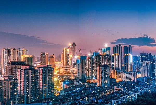 Do vai trò chính của thành phố trong vận tải nội địa, Vũ Hán đôi khi được gọi là "Chicago của Trung Quốc".