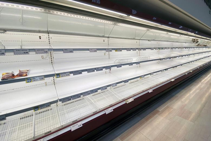 Các gian hàng trong một siêu thị ở Pioltello, gần Milan, trống trơn hôm 24/2 do người dân tích trữ lương thực.