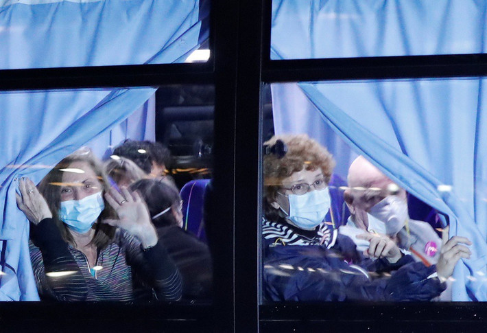 Trong khi đó, Trung tâm Kiểm soát và Phòng ngừa Dịch bệnh Mỹ (CDC) kêu gọi người dân chuẩn bị tinh thần "đón" dịch COVID-19. Đáng chú ý, thành phố San Francisco và quận Cam đã tuyên bố tình trạng khẩn cấp do lo ngại sự bùng phát dịch bệnh. Hiện tại, Mỹ ghi nhận 60 ca nhiễm SARS-CoV-2.