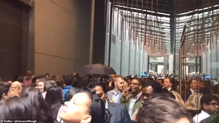 Nhiều tuyến đường bị phong tỏa và các nhân viên văn phòng, người dân phải sơ tán.