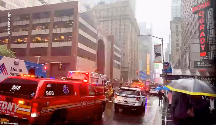 Ngay sau khi vụ tai nạn máy bay xảy ra, lực lượng cứu hộ và hàng chục phương tiện khẩn cấp mau chóng được triển khai tới hiện trường.